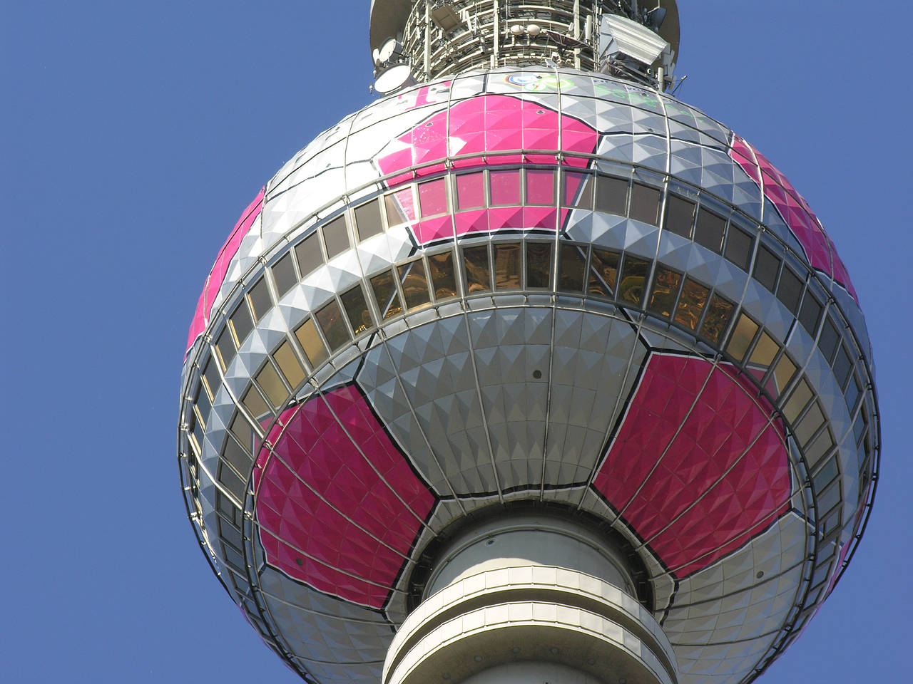 Foto von Fernsehturm Berlin in Fotogalerie: Fernsehturm Nahaufnahme