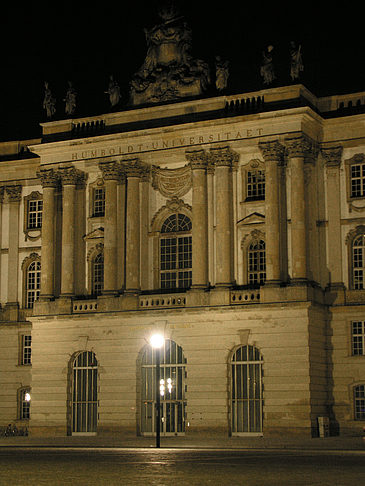 Alte Bibliothek am Bebelplatz bei Nacht Fotos