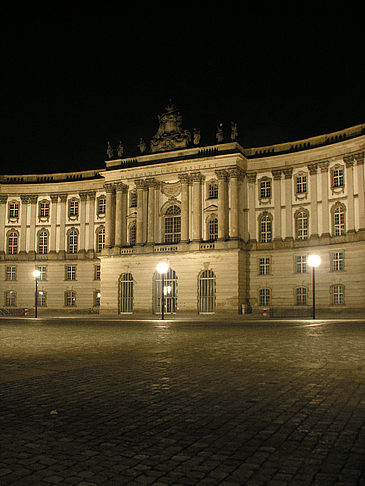 Alte Bibliothek am Bebelplatz bei Nacht