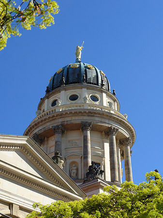 Französischer Dom mit Bäumen Foto 