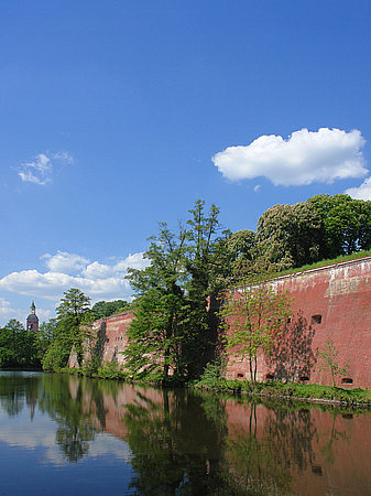 Burgmauern und Wassergraben