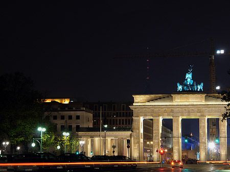 Foto Brandenburger Tor mit Straßenverkehr - Berlin