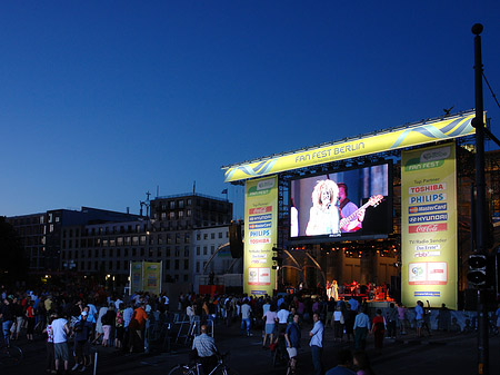 Fanfest bei Nacht Foto 