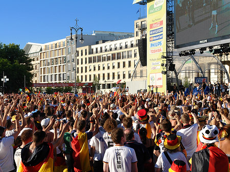 Bühne auf dem Fanfest Foto 