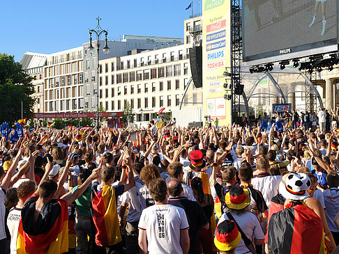 Bühne auf dem Fanfest Fotos