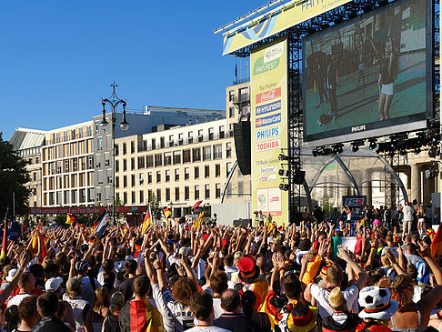 Bühne auf dem Fanfest Fotos