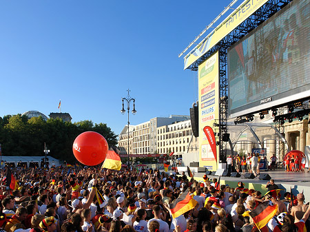 Bühne auf dem Fanfest Foto 