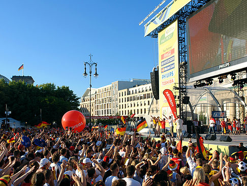 Bühne auf dem Fanfest Foto 