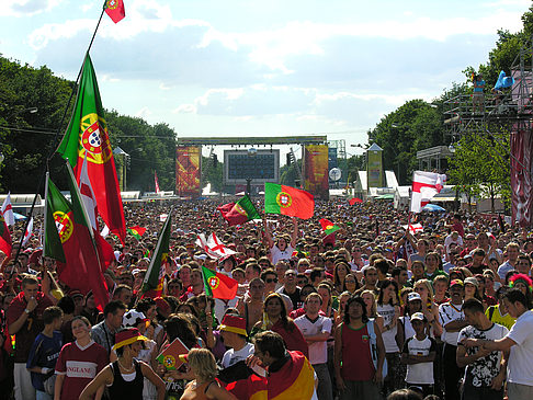 Blick Richtung Siegessäule - England Portugal - Berlin (Berlin)