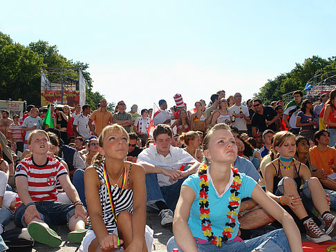 Fotos Fans am Brandenburger Tor | Berlin