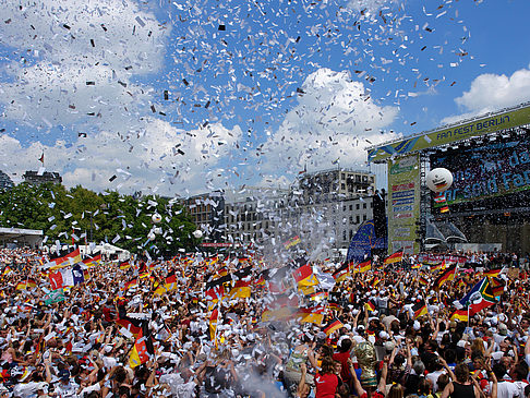 Konfetti Parade - Nationalmannschaft - Berlin (Berlin)