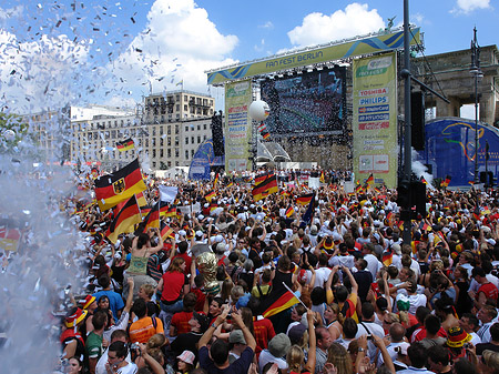 Konfetti Parade - Nationalmannschaft Fotos