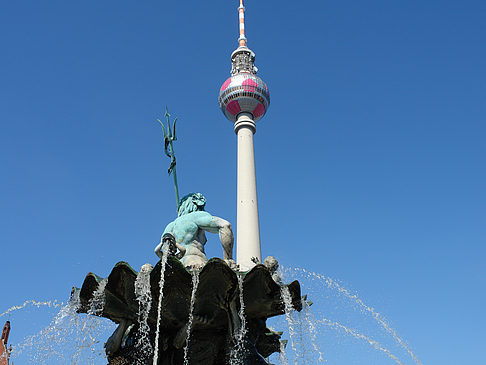 Fernsehturm mit Neptunbrunnen - Berlin (Berlin)