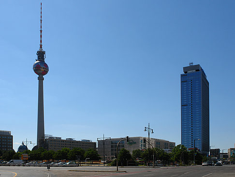 Fernsehturm von der Ostseite - Berlin (Berlin)