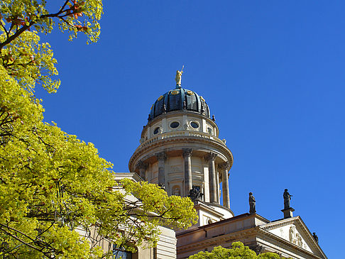 Französischer Dom mit Bäumen - Berlin (Berlin)