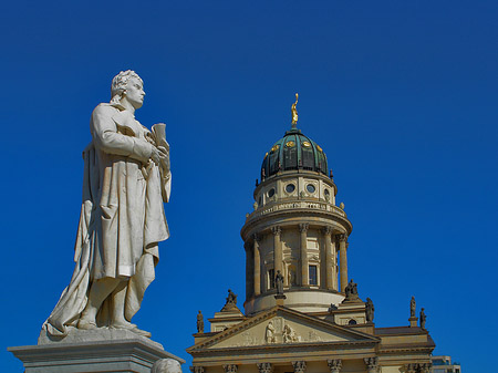 Schillerdenkmal mit dem Französischen Dom