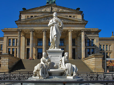 Schillerdenkmal mit Konzerthaus