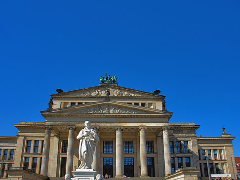 Schillerdenkmal mit Konzerthaus