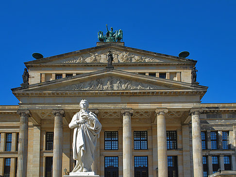 Schillerdenkmal mit Konzerthaus Foto 