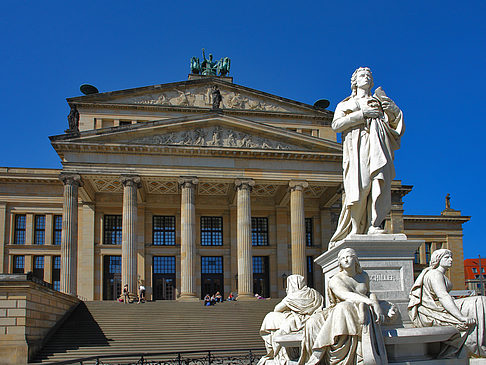 Foto Schillerdenkmal mit Konzerthaus