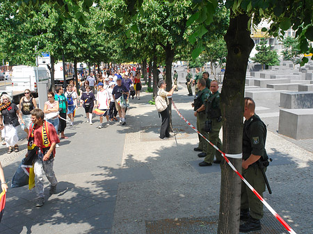 Holocaust Mahnmal mit Polizeiabsperrung Foto 