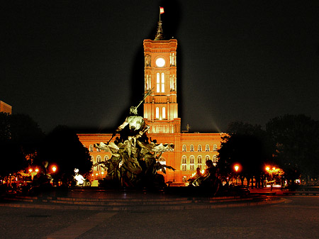 Rotes Rathaus bei Nacht Foto 