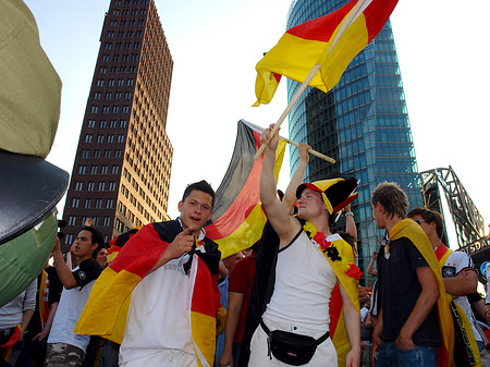 Straßenjubel am Potsdamer Platz - Berlin (Berlin)