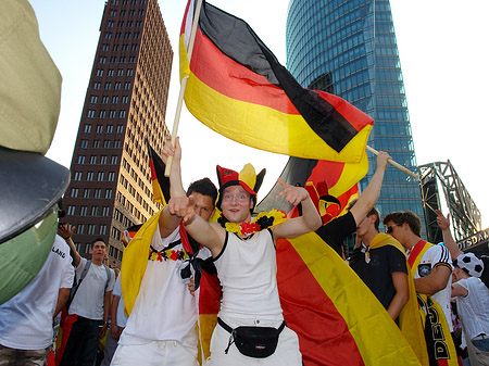 Straßenjubel am Potsdamer Platz Fotos