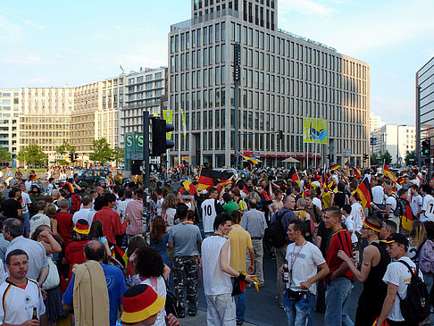 Straßenjubel am Potsdamer Platz - Berlin (Berlin)