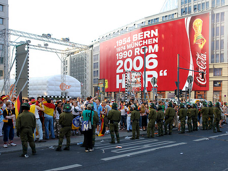 Straßenjubel am Potsdamer Platz - Berlin (Berlin)