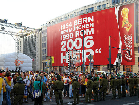 Foto Straßenjubel am Potsdamer Platz - Berlin