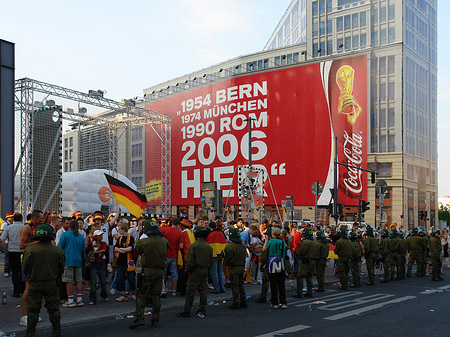 Straßenjubel am Potsdamer Platz - Berlin (Berlin)