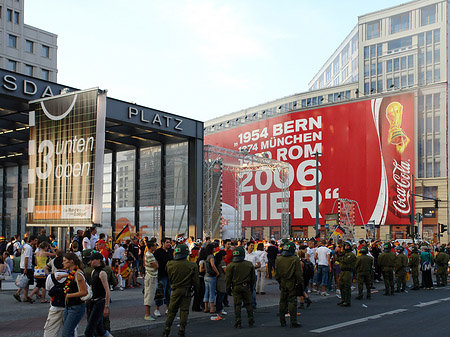 Straßenjubel am Potsdamer Platz - Berlin (Berlin)