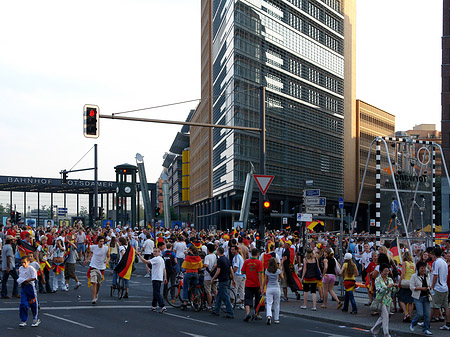 Straßenjubel am Potsdamer Platz - Berlin (Berlin)