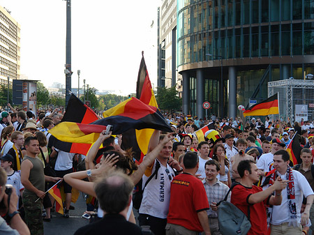 Straßenjubel am Potsdamer Platz - Berlin (Berlin)