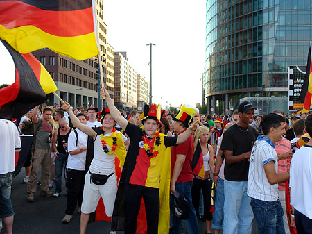 Straßenjubel am Potsdamer Platz - Berlin (Berlin)