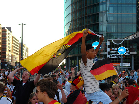 Straßenjubel am Potsdamer Platz - Berlin (Berlin)