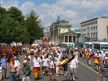 Weg zur Fanmeile - Berlin (Berlin)