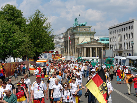 Weg zur Fanmeile - Berlin (Berlin)