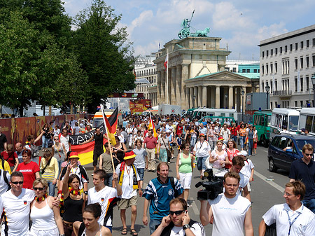 Weg zur Fanmeile - Berlin (Berlin)