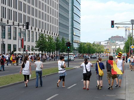 Weg zur Fanmeile - Berlin (Berlin)