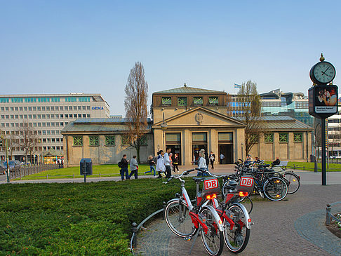 Fahrräder am Bahnhof - Berlin (Berlin)