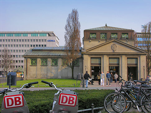 Fahrräder am Bahnhof - Berlin (Berlin)