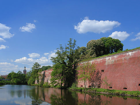 Burgmauern und Wassergraben Foto 