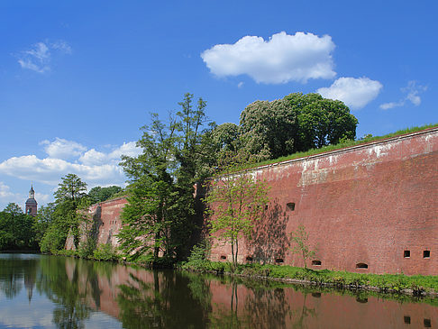 Burgmauern und Wassergraben - Berlin (Berlin)