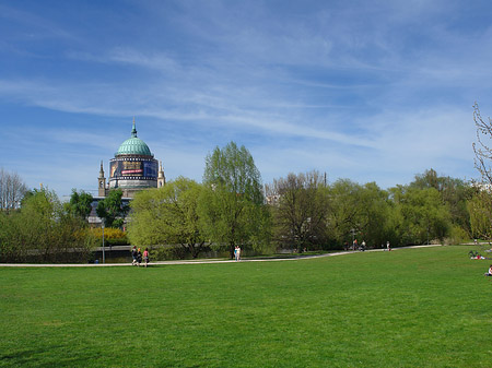 Liegewiese vor Nikolaikirche - Brandenburg (Potsdam)