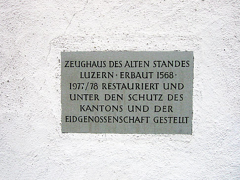 Schild am Zeughaus - Luzern (Luzern)