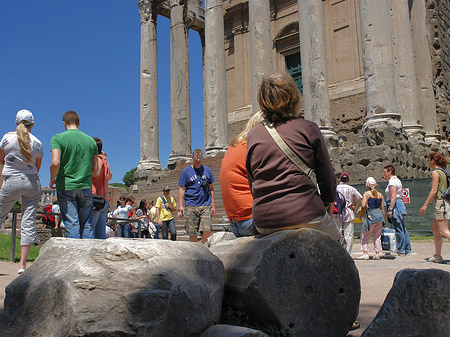 Menschen am Tempel - Latium (Rom) (Rom)