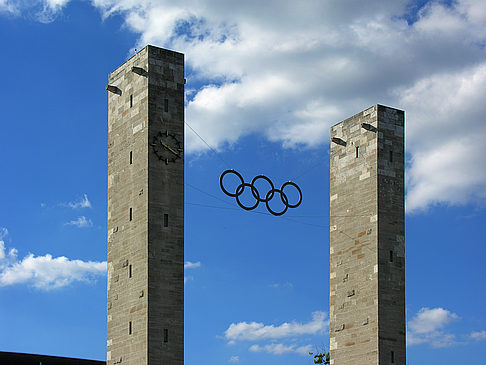 Olympiastadion Fotografie Reiseführer  Olympische Ringe am Marathontor