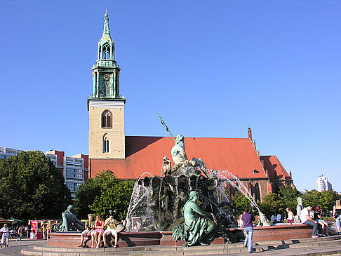 Neptunbrunnen vor Marienkirche Fotos